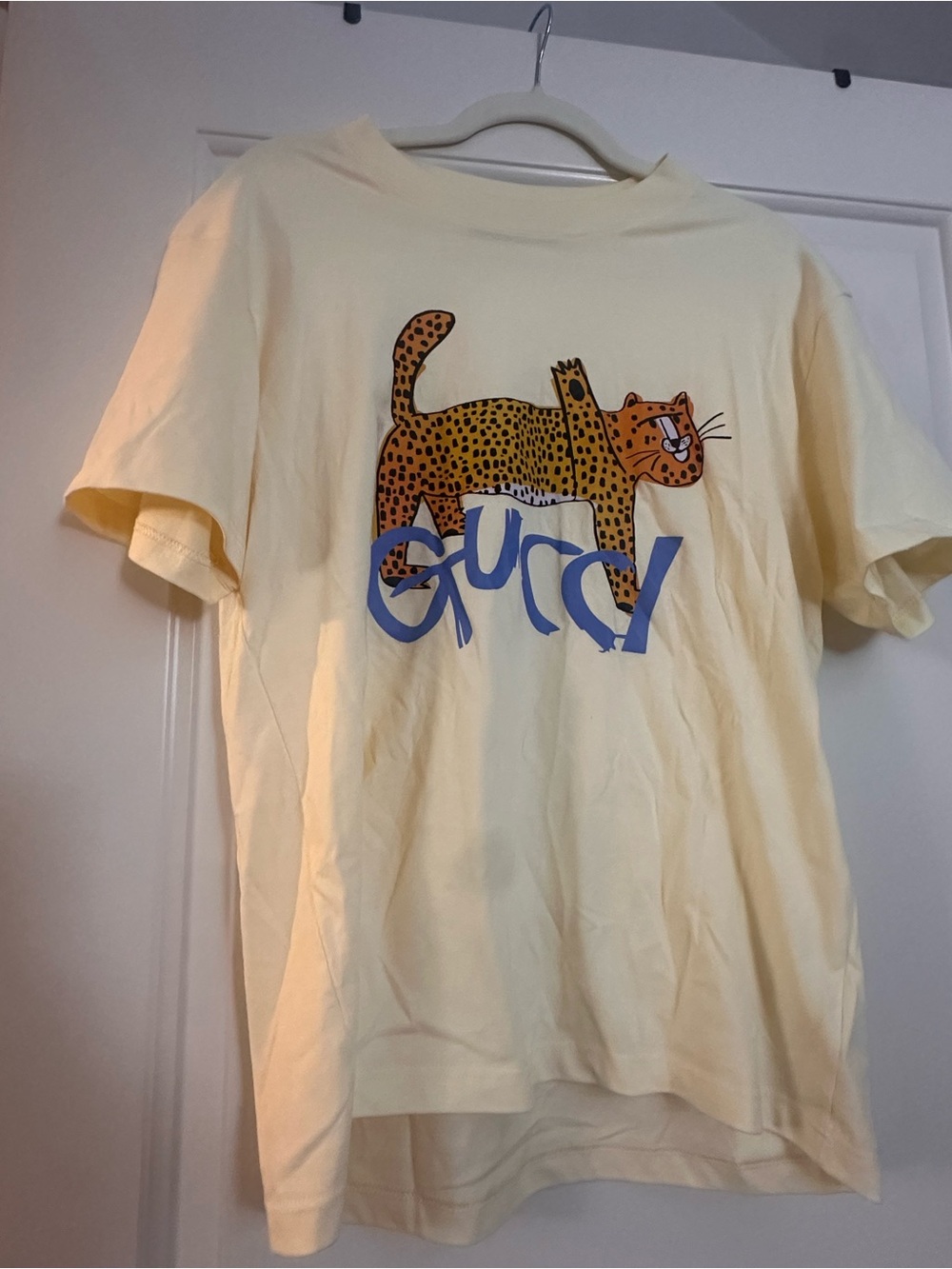 Source Unknown Pale Yellow Short Sleeve Tee with Leopard Graphic and Blue Logo